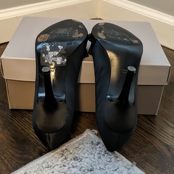 Tahari Sloan pump - Picture 3 of 4